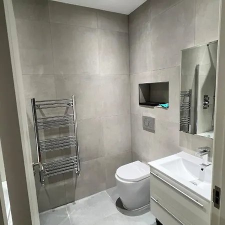 Centre Double Bedroom With Private Bathroom *