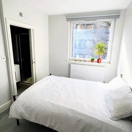 Centre Double Bedroom With Private Bathroom Apartment