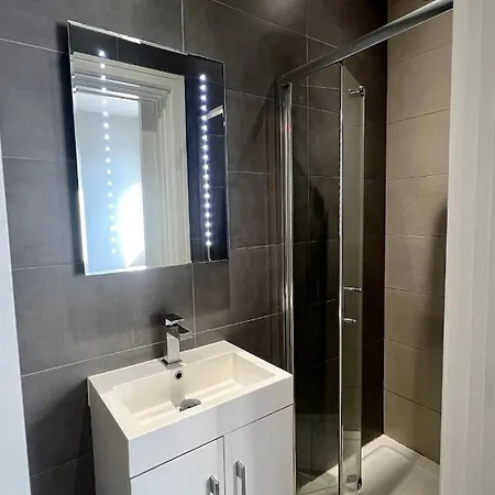 Centre Double Bedroom With Private Bathroom Bristol