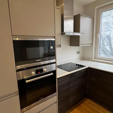 Apartment Centre Double Bedroom With Private Bathroom Bristol