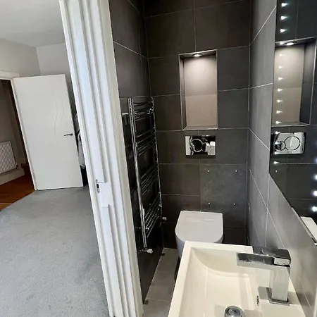 Centre Double Bedroom With Private Bathroom Apartment Bristol