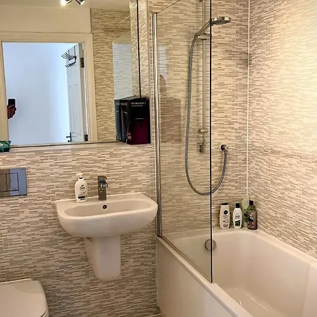Centre Double Bedroom With Private Bathroom Apartment *