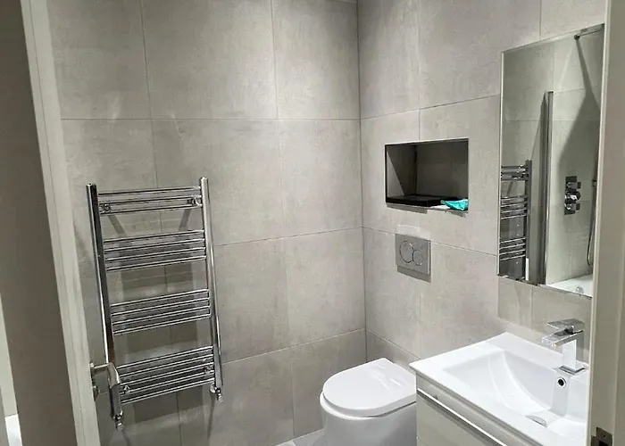 En-suite Bedroom In Centre In A 2 Bed Flat *